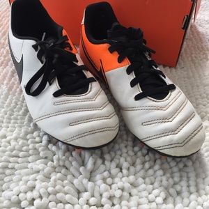 Nike Tempo jr Soccer cleats size 3.5y